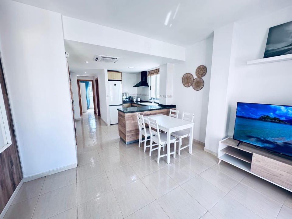 Communal lounge/ TV room, Dining area, air conditioner