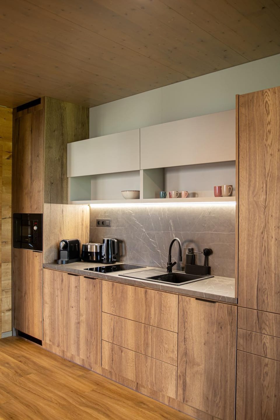 Coffee/tea facilities, Kitchen or kitchenette, stove