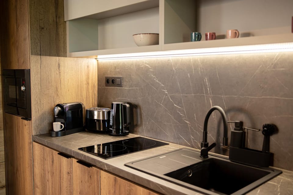 Coffee/tea facilities, Kitchen or kitchenette, stove, toaster