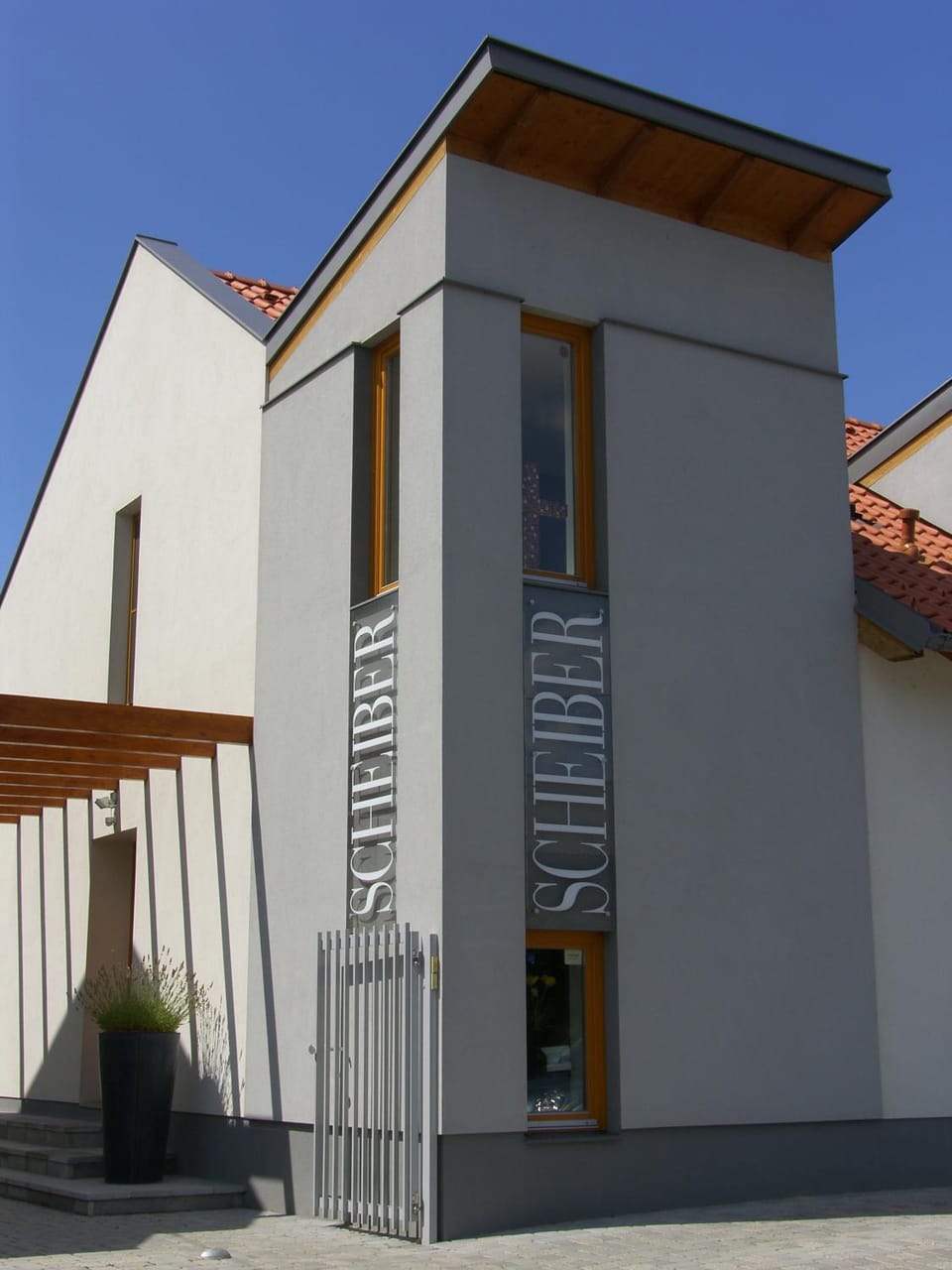 Facade/entrance