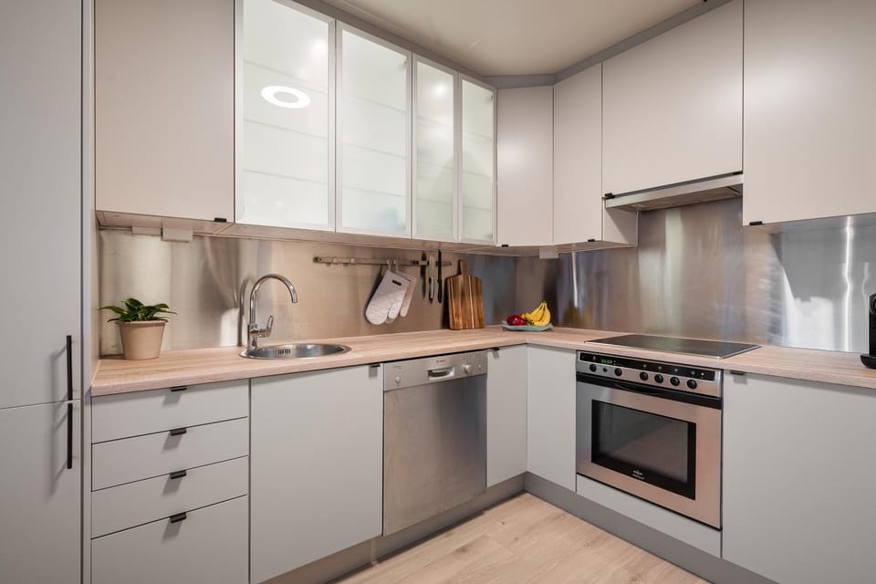 Kitchen or kitchenette, dishwasher, oven