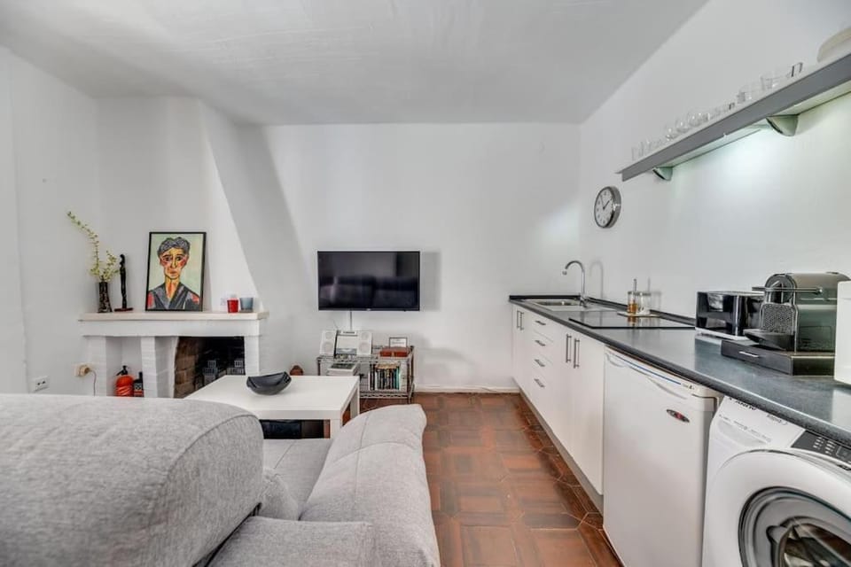 Kitchen or kitchenette, Living room, dishwasher, washing machine