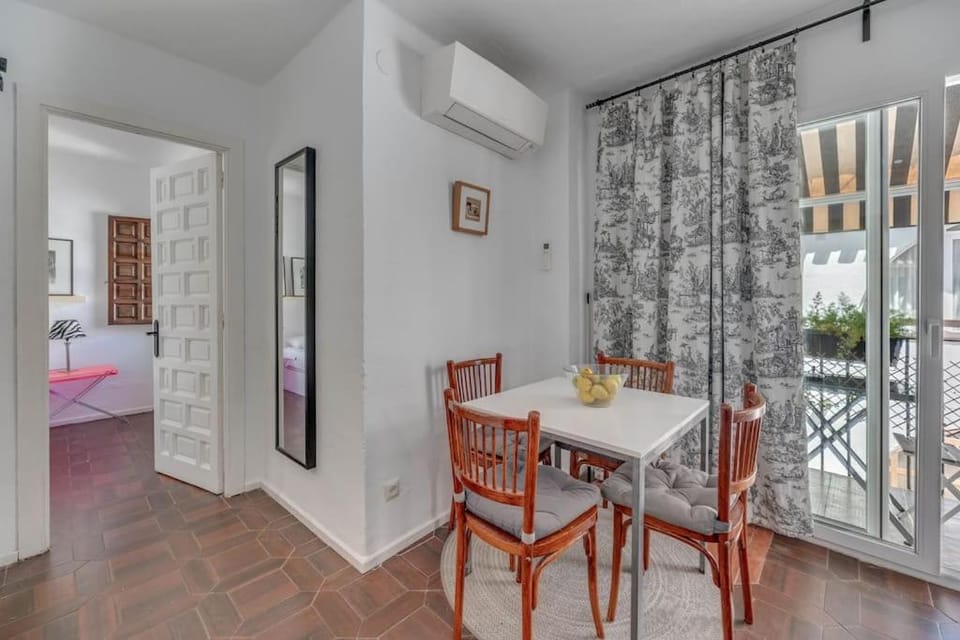 Seating area, Dining area