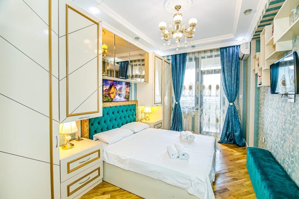 Bed, TV and multimedia, Photo of the whole room, Bedroom, towels