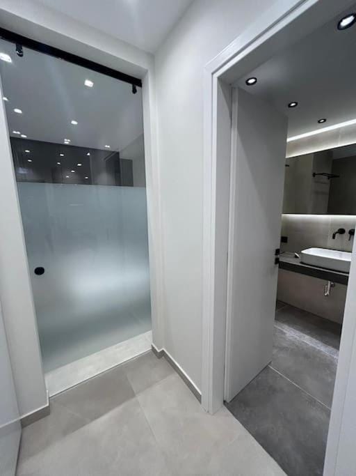 BlueMotion - Ferry 65 Apartment in Pireas