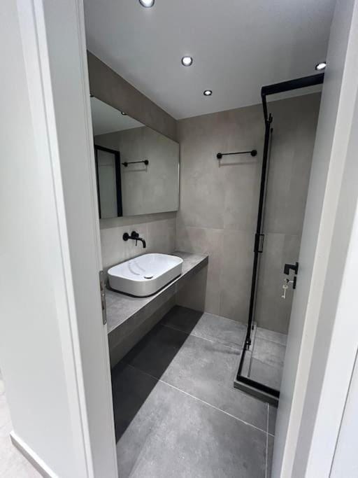 BlueMotion - Ferry 65 Apartment in Pireas