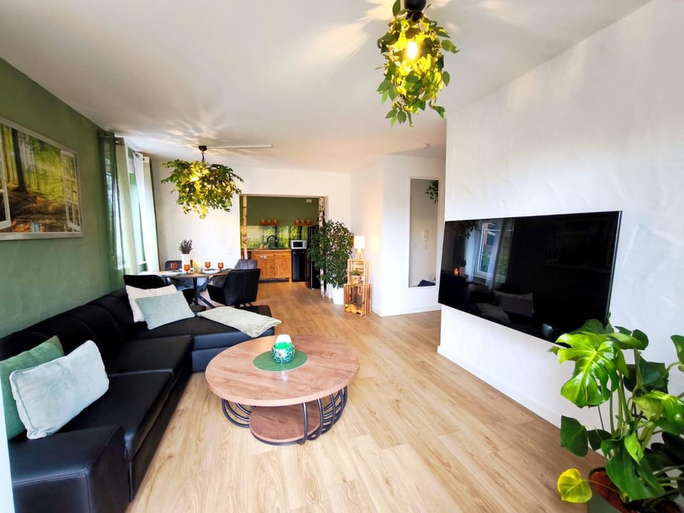 Communal lounge/ TV room, TV and multimedia, Living room, Seating area, Evening entertainment