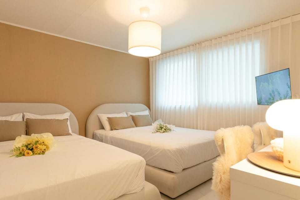 Bed, TV and multimedia, Photo of the whole room, Bedroom