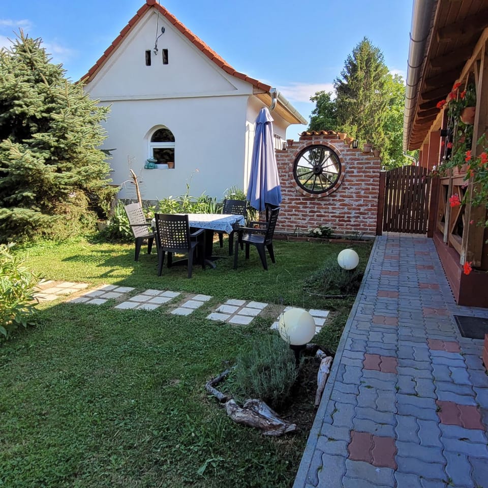 Dom Manipura-zatrzymaj się i odpocznij w ciszy i zieleni Villa in Hungary