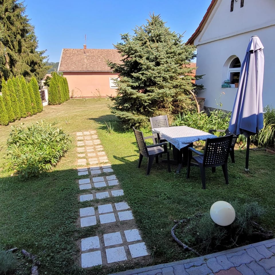 Dom Manipura-zatrzymaj się i odpocznij w ciszy i zieleni Villa in Hungary