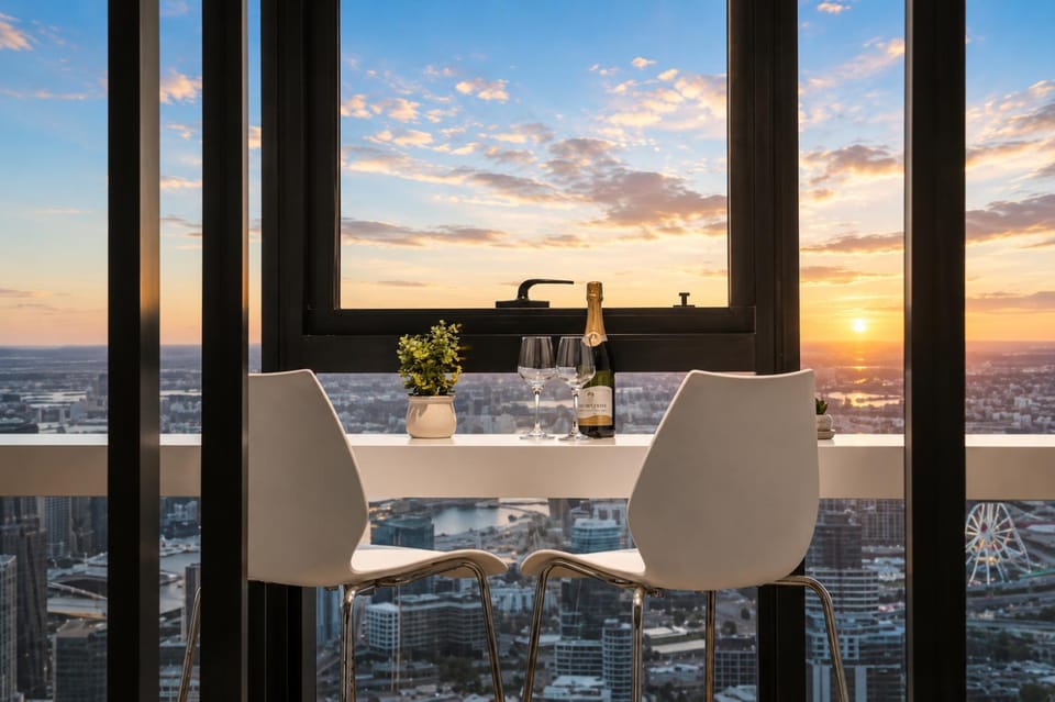 Gorgeous City Views 70th Floor 3BR Apartment with Pool and Gym Apartment in Melbourne
