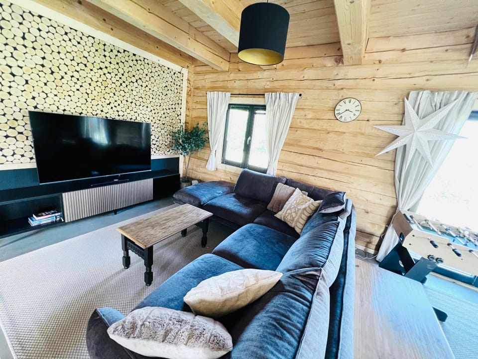 Communal lounge/ TV room, People, Natural landscape, BBQ facilities, TV and multimedia, Coffee/tea facilities, Decorative detail, Entertainment, Family, locker
