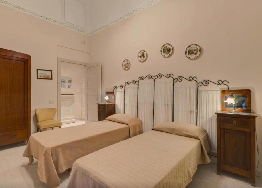 Photo of the whole room, Bedroom, wardrobe, air conditioner