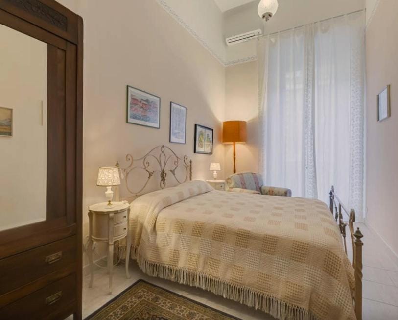 Photo of the whole room, Bedroom, wardrobe, air conditioner