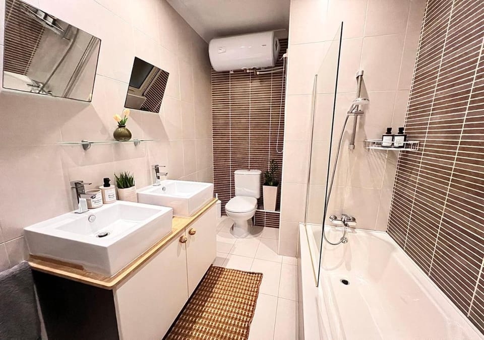 Shower, Toilet, Bathroom, Bath, towels
