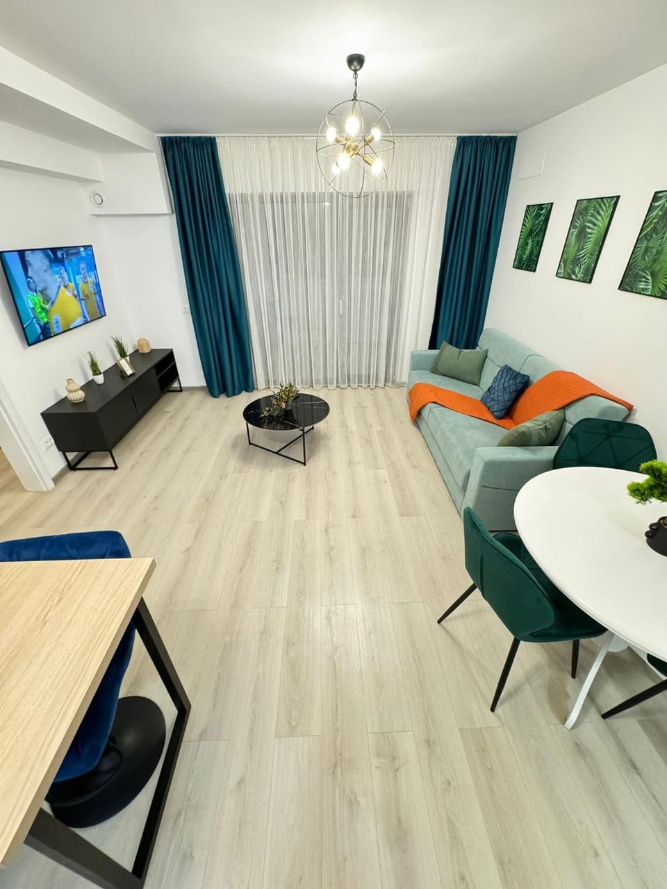TV and multimedia, Living room, Seating area, Dining area