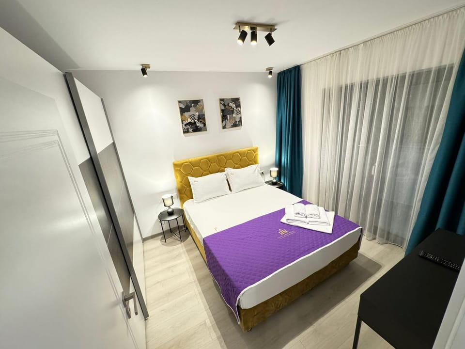 Bed, Photo of the whole room, Bedroom, towels
