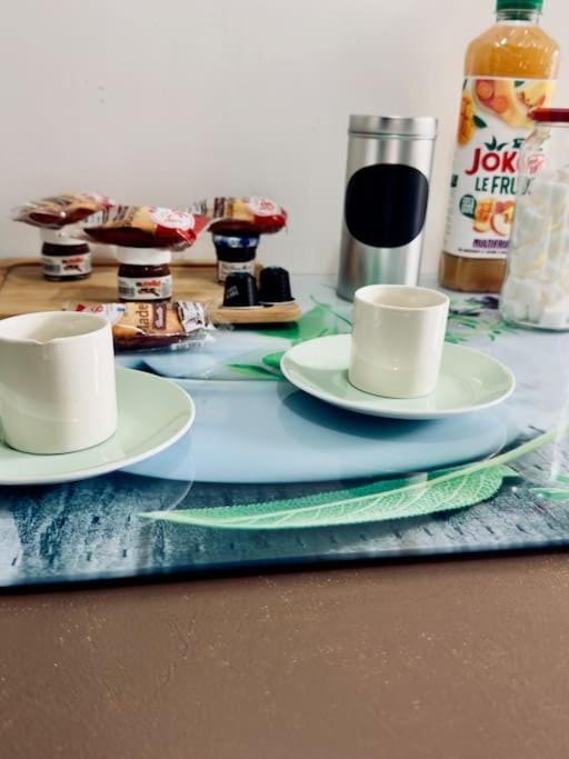 Coffee/tea facilities, Food and drinks