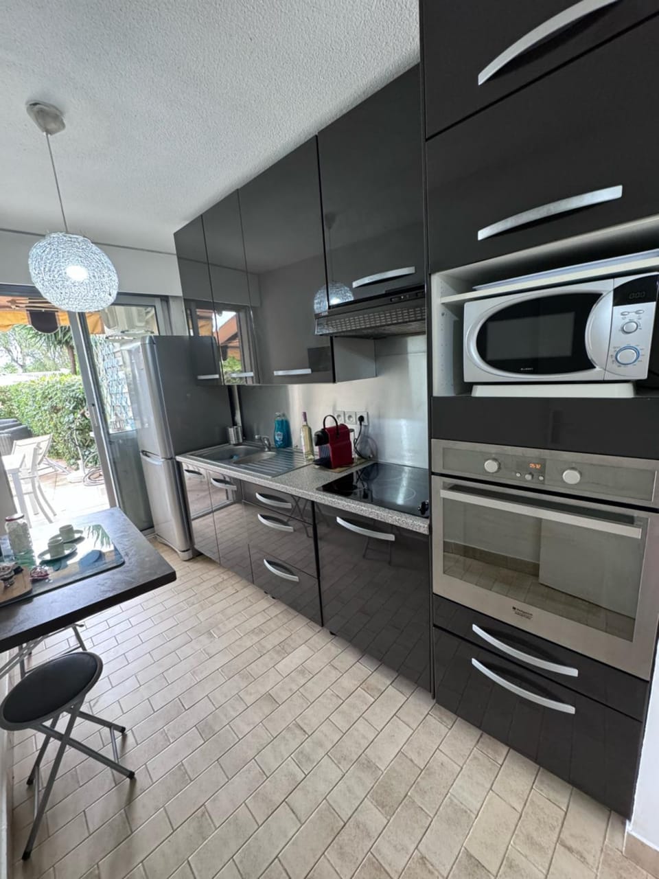 Coffee/tea facilities, dishwasher, oven, stove