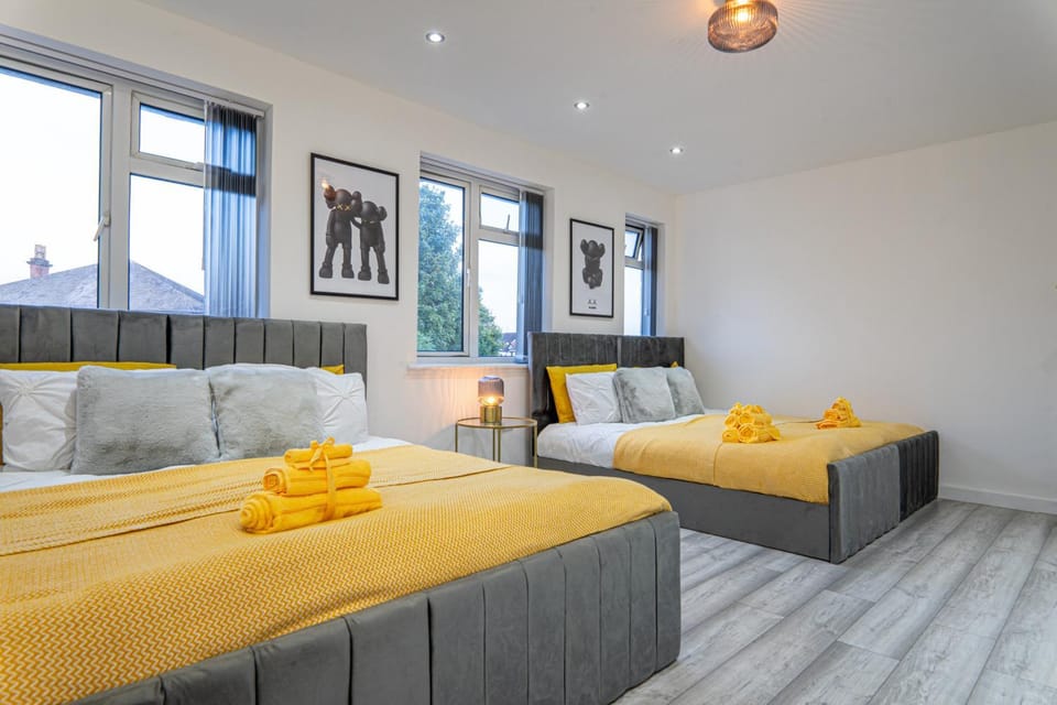 Bed, TV and multimedia, Bedroom, towels