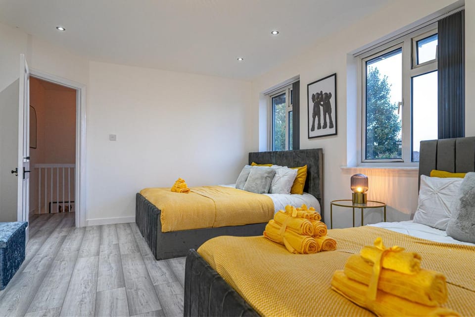 Bed, Bedroom, towels
