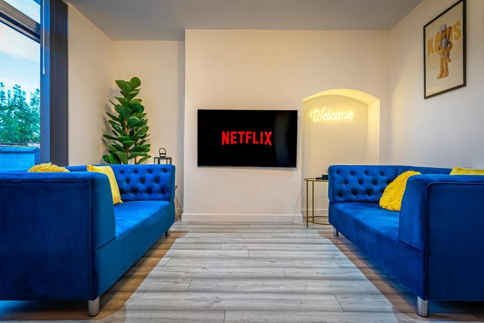 Communal lounge/ TV room, TV and multimedia, Living room, Seating area, Evening entertainment