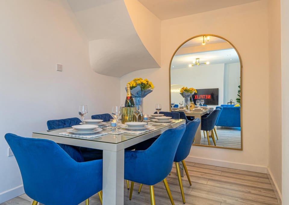 Living room, Seating area, Dining area