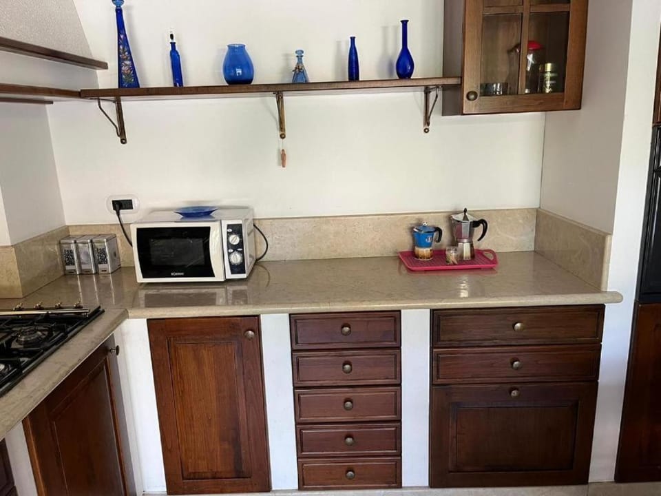 Kitchen or kitchenette, microwave, stove
