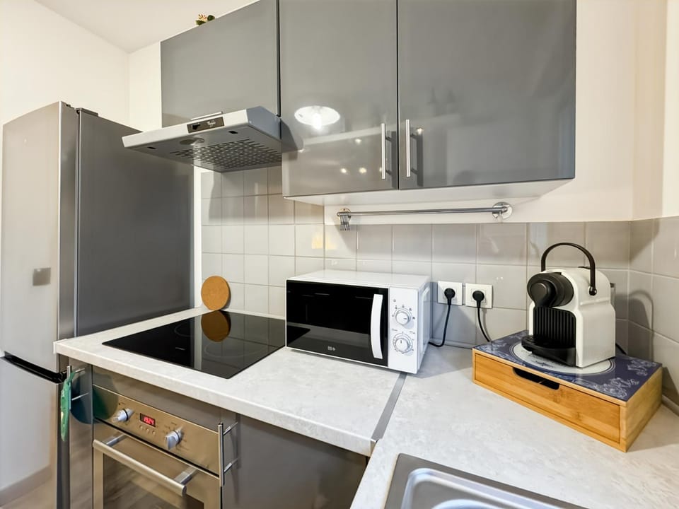 Coffee/tea facilities, Kitchen or kitchenette, oven, stove