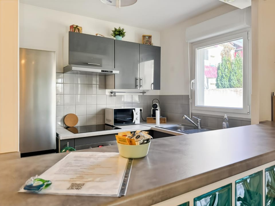 Kitchen or kitchenette, Dining area, stove