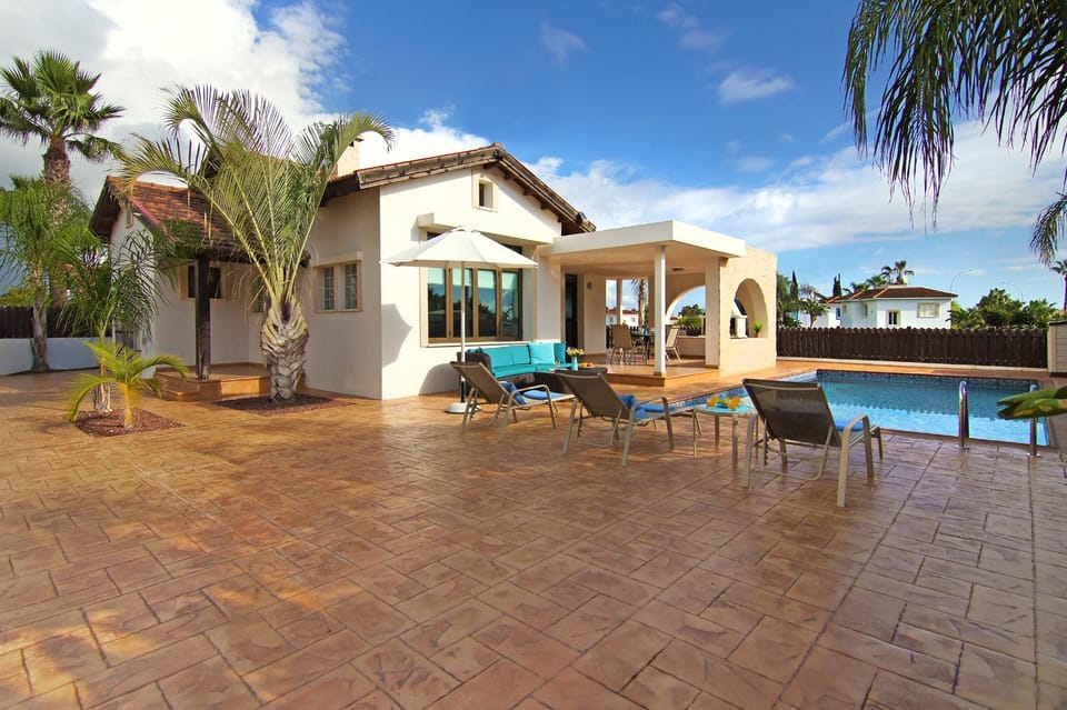 Property building, Patio, Pool view, Swimming pool, sunbed