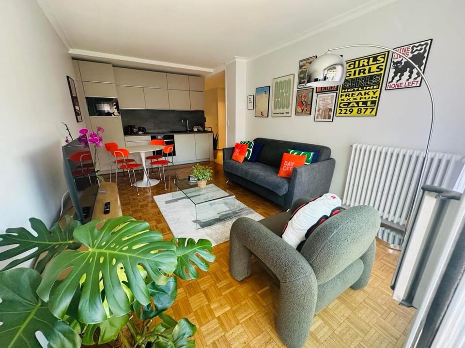 Communal lounge/ TV room, TV and multimedia, Kitchen or kitchenette, Living room, Seating area, internet