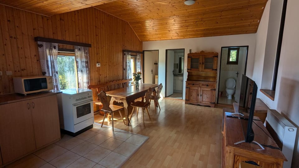 TV and multimedia, Seating area, Dining area
