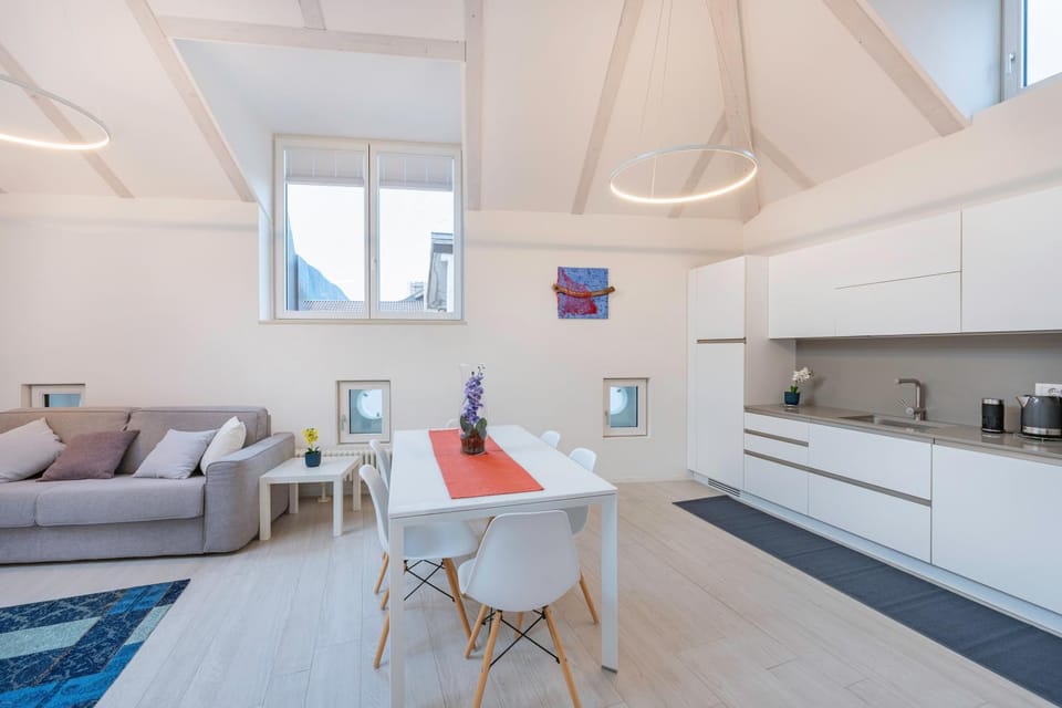 Living room, Dining area, pet friendly