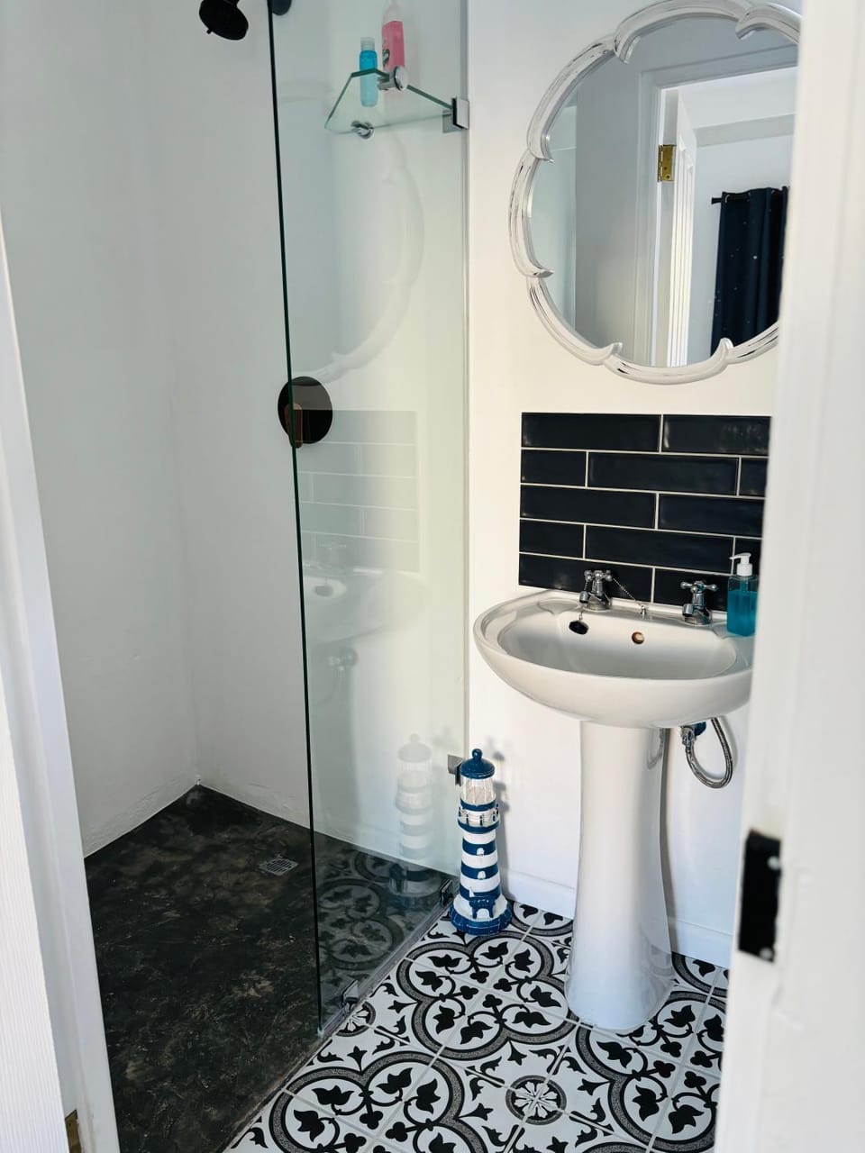 Shower, Toilet