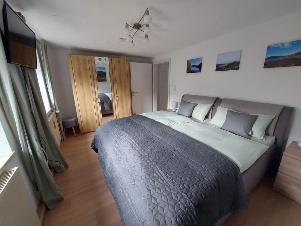 Photo of the whole room, Bedroom, wardrobe