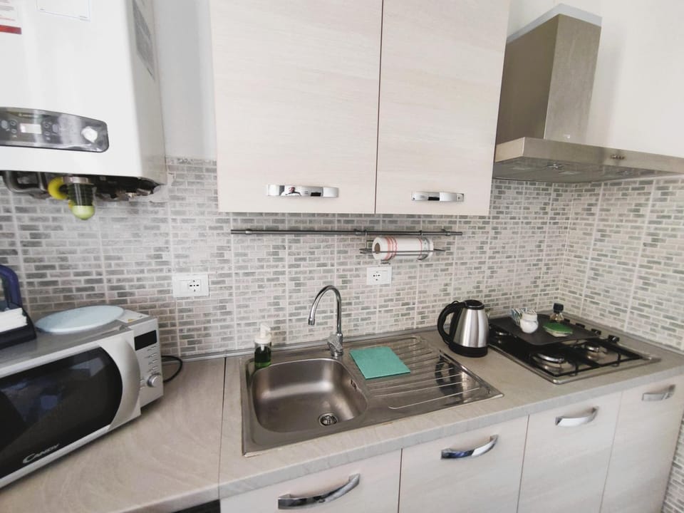 Coffee/tea facilities, Kitchen or kitchenette, microwave, stove