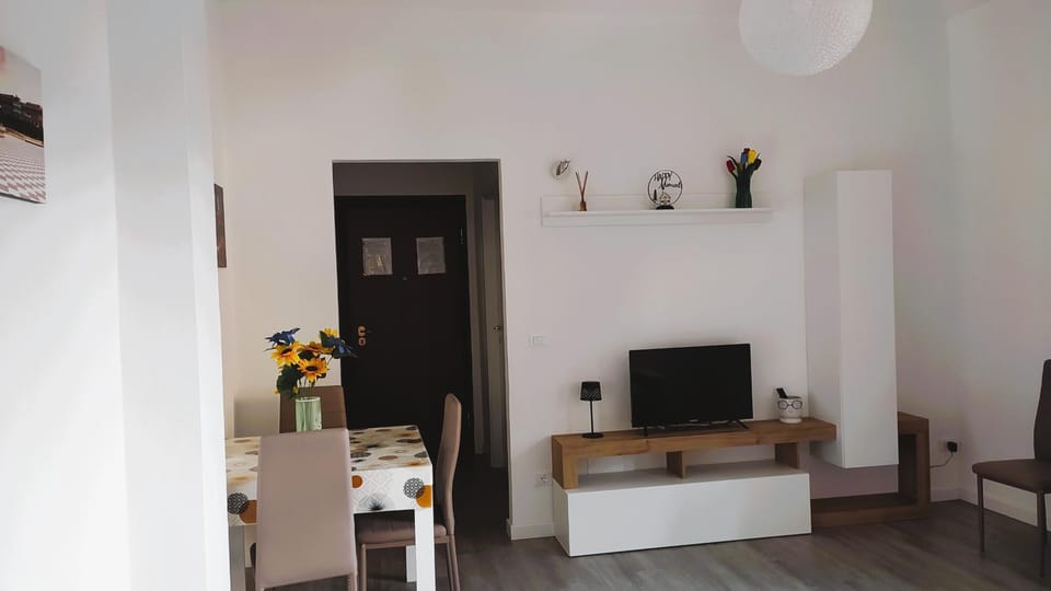 Communal lounge/ TV room, TV and multimedia, Living room, Seating area, Dining area, Evening entertainment