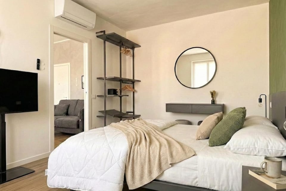 Bed, TV and multimedia, Photo of the whole room