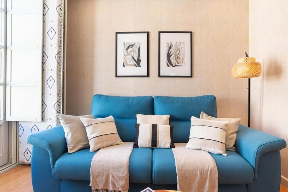 TV and multimedia, Living room, Seating area, air conditioner