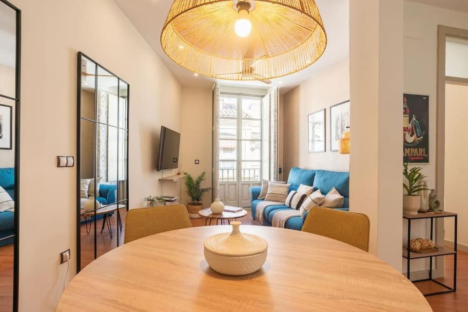TV and multimedia, Living room, Seating area, Dining area, air conditioner