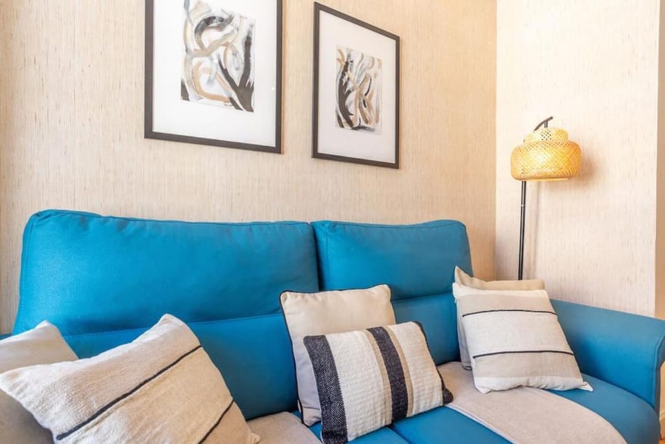 TV and multimedia, Living room, Decorative detail, Seating area, air conditioner
