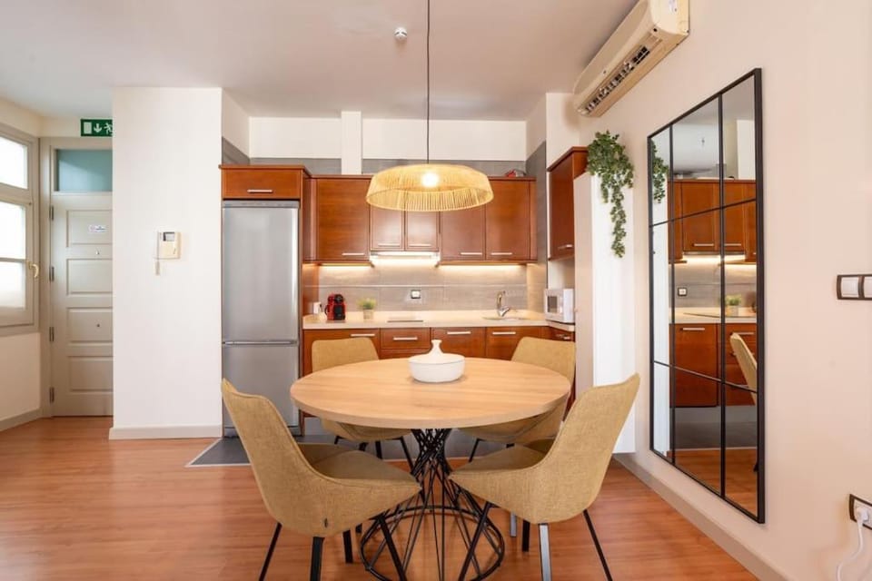 Coffee/tea facilities, Kitchen or kitchenette, Living room, Seating area, Dining area, microwave, stove, air conditioner