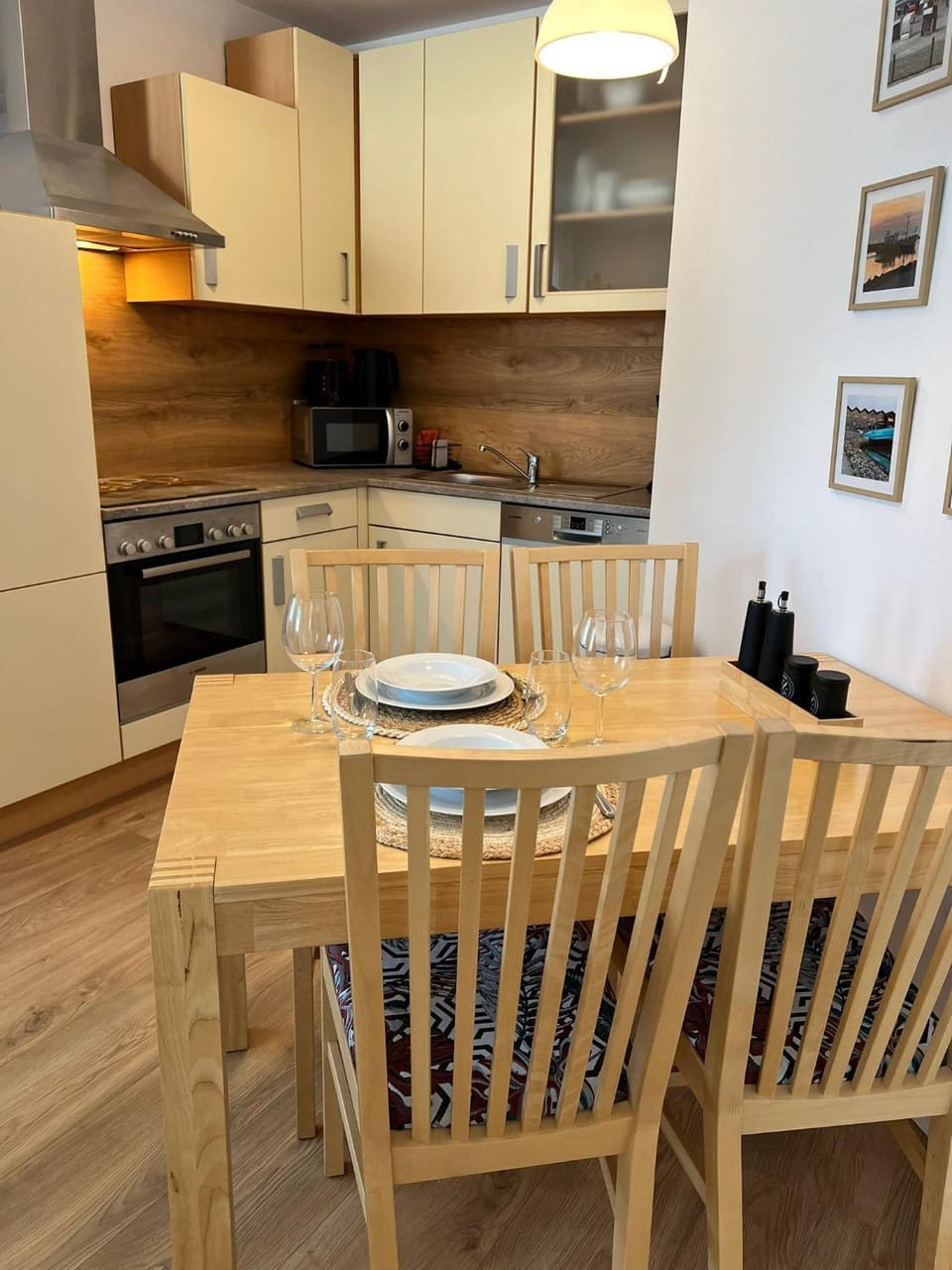 Kitchen or kitchenette, Dining area
