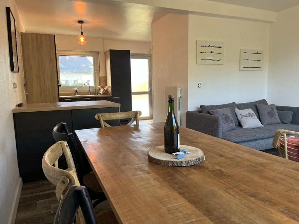 Kitchen or kitchenette, Living room, Seating area, Dining area