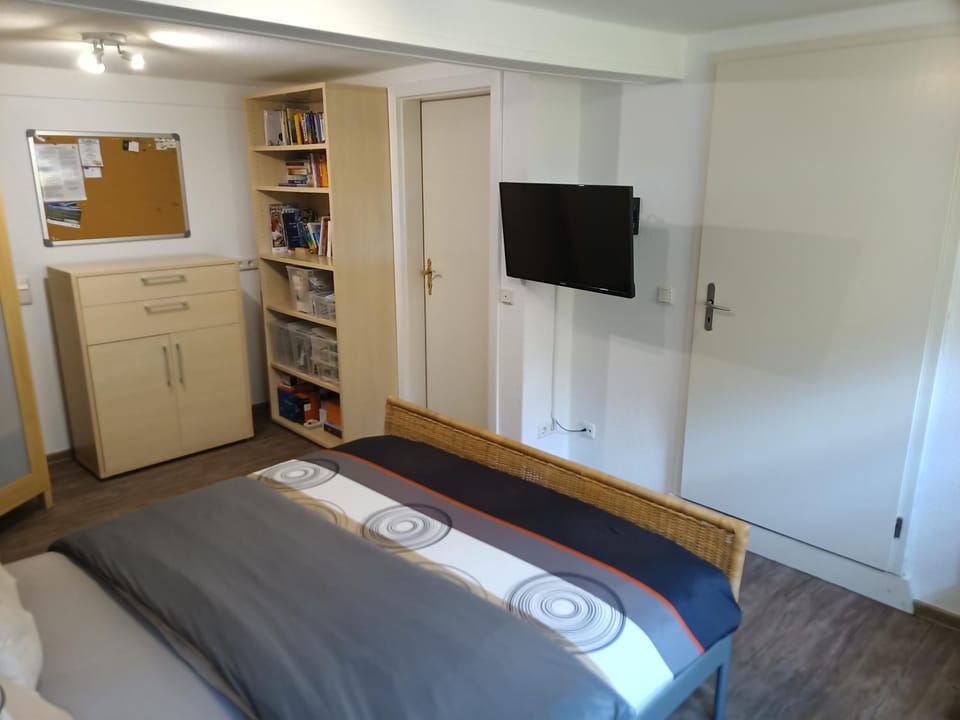 Bed, TV and multimedia, Photo of the whole room, Bedroom