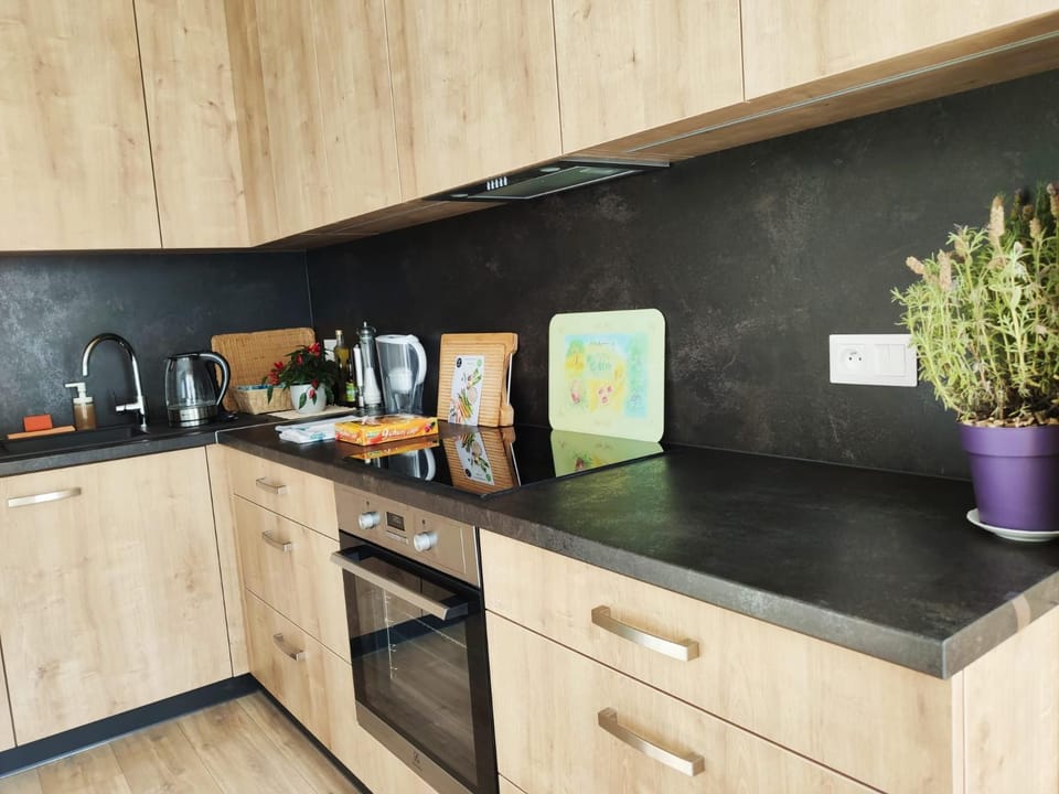 Coffee/tea facilities, Kitchen or kitchenette, stove