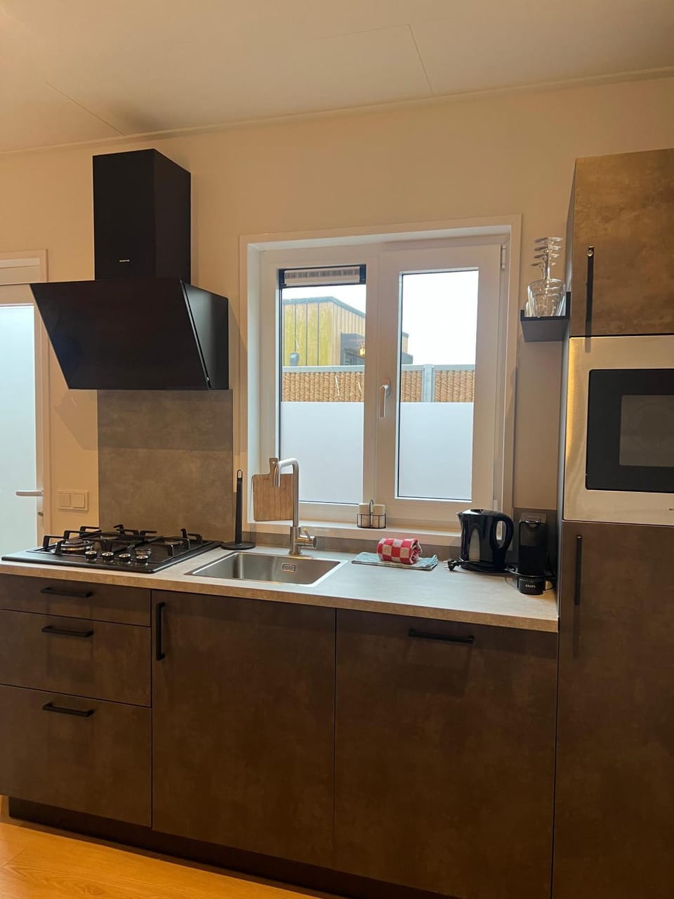 Coffee/tea facilities, Kitchen or kitchenette, dishwasher, oven