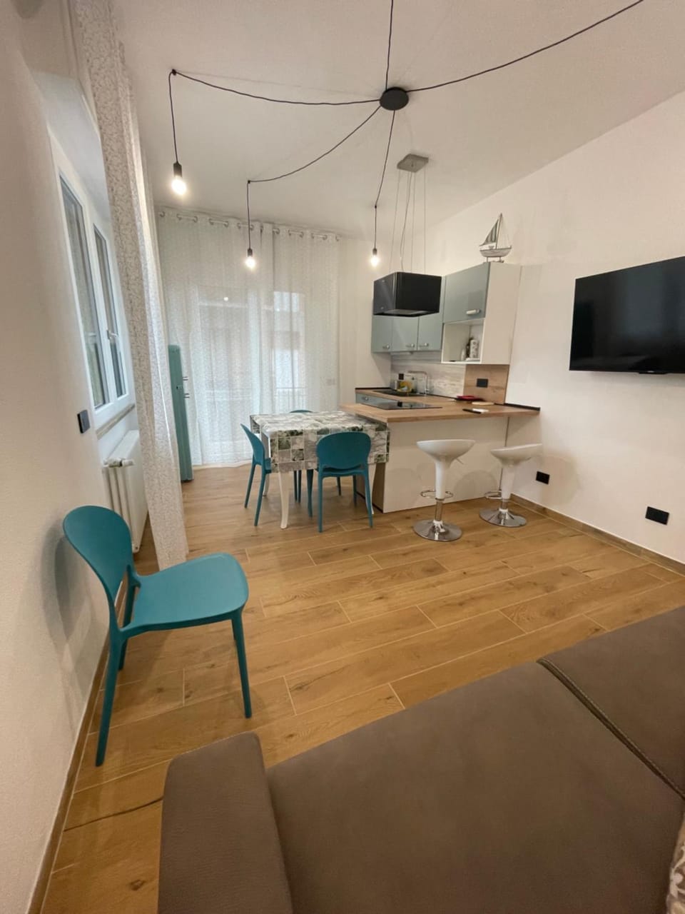 TV and multimedia, Kitchen or kitchenette, Living room, Seating area, Dining area