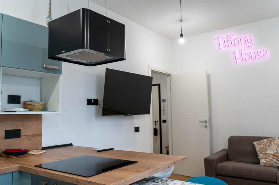 TV and multimedia, Kitchen or kitchenette, Living room, Seating area, oven, stove